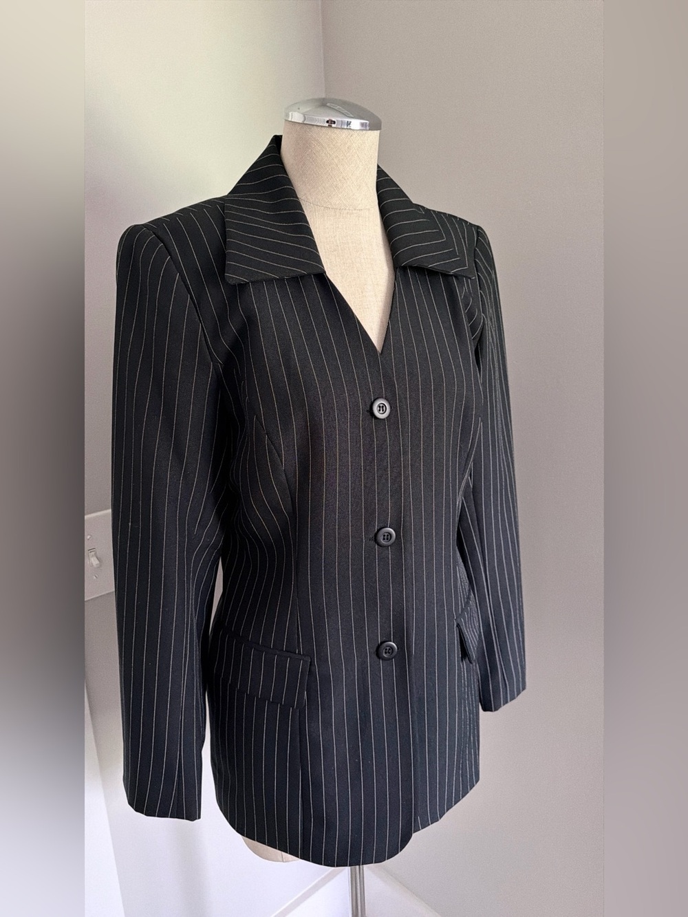 1990s Lew Magram Collection Women's Black Pinstripe 3-Button Lined Blazer 10